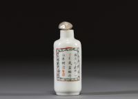 Chine - Tabatière en porcelaine polychrome famille rose 