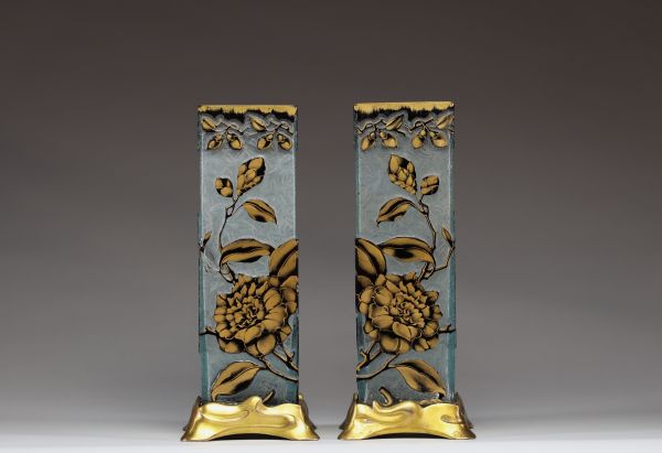 Paire de vases Art Nouveau de la cristallerie Baccarat en verre givré dégagé à l'acide à décor de fleurs noires et or sur monture en bronze.