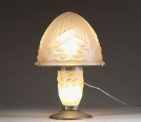 Charles SCHNEIDER (1881-1953) Lampe de table Art Déco, base et chapeau en verre moulé pressé stylisé, double éclairage, signée Schneider.