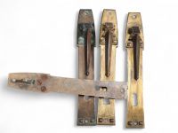 Georges Hobé (1854-1936), suite de quatre poignée à poucier art nouveau en bronze. Une porte la signature « HOBE », c. 1900.