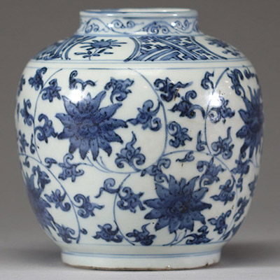 Chine – Petit pot en porcelaine bleu blanc à décor de lotus