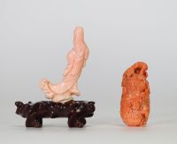 Chine, lot de deux sculptures en corail : une figure féminine et une tabatière finement sculptée de fleurs et d’insectes