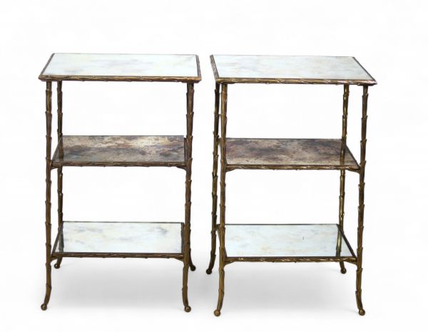 Maison Baguès (attribué à) Paire de bouts de canapé à trois plateaux en laiton doré et verre églomisé 1970