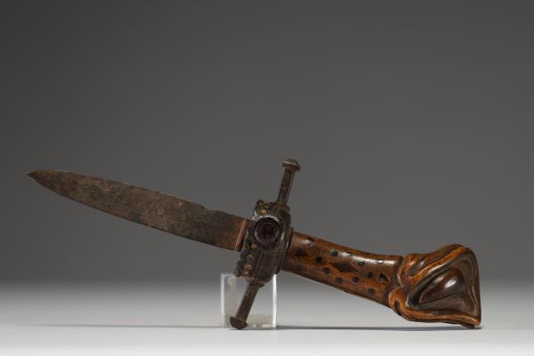Central European dagger, carved wooden handle, glasswork and steel blade, late 17th century.