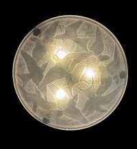 Pierre D’AVESN (1901-1990) - Suspension Art Déco en verre moulé pressé stylisé à décor d'hirondelles, monture en bronze argenté, signée.