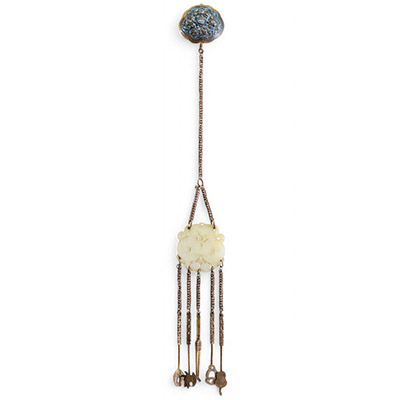 Chine - Châtelaine à opium en bronze émaillé, jade blanc sculpté et outils, Dynastie Qing, XIXème.