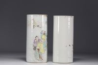 China - Set consisting of a pair of porcelain brush holders and a covered pot, 20th century.