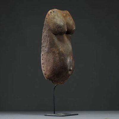 Afrique - Masque de corps figurant un ventre de femme enceinte, Makonde, Tanzanie.