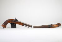 Paire de pistolets d'officier à percussion, vers 1850, en coffret.