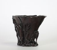 Chine, coupe libatoire en bois sculpté à décor de fleurs de lotus en relief, signée Chen Yun et datée乙未 (probablement 1895, fin dynastie Qing).