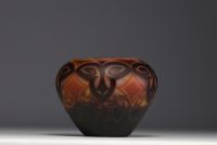 DAUM Nancy - Coupe en verre multicouche dégagé à l'acide à décor africaniste, signée.