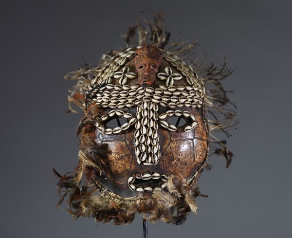 Afrique RDC - Rare masque Lega en carapace, plumes et cauris, Congo RDC.