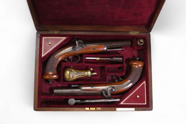 Paire de pistolets d'officier à percussion, vers 1850, en coffret.