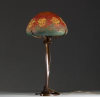 DAUM Nancy and Louis MAJORELLE (1859-1926) - Table lamp in acid-etched multilayer glass with stylized floral decoration, unsigned.