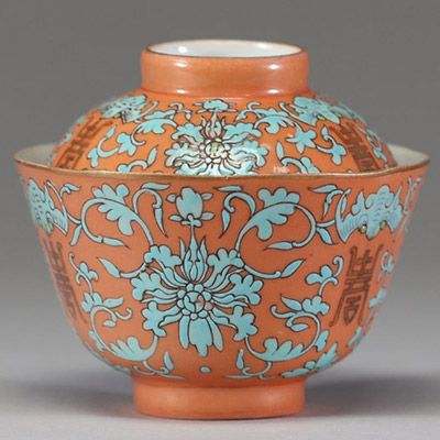 Chine, fin XIXe siècle – Rare bol couvert en porcelaine émaillée corail à décor de chauves-souris, rinceaux feuillagés turquoise et caractères shou, marque apocryphe Qianlong