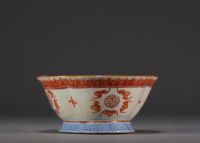 Chine - Coupe en porcelaine polylobée sur pied à décor de chauve souris.