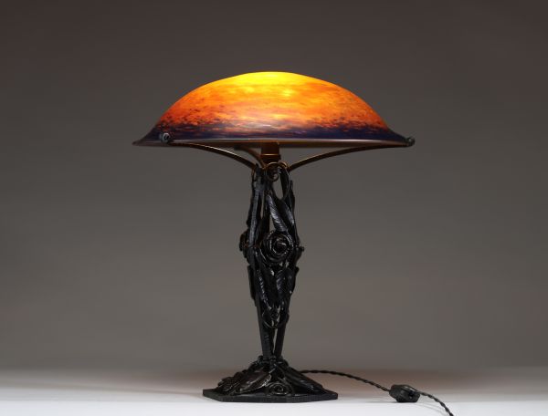 MULLER Frères Lunéville - Lampe de table Art Nouveau, dôme en verre marmoréen sur pied en fer forgé à décor floral, signée Muller Frès Lunéville.