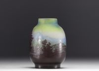 Émile GALLÉ (1846-1904) - Vase en verre multicouche à décor de paysage de montagnes et de pins.