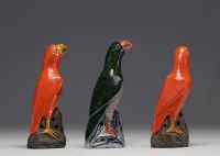 Chine - ensemble de trois perroquets en grès vernissé, dynastie Qing.
