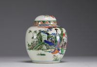China - Green family polychrome porcelain covered pot decorated with characters, 19th century.