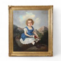École allemande ou autrichienne, vers 1840–1860 Portrait de jeune fille en robe bleue, tenant un bouquet de fleurs, huile sur toile.  Cette imposante composition met en scène une fillette assise sur un rocher, vêtue d'une robe bleue à rubans et d’un jupon bordé de dentelle, tenant un bouquet champêtre aux tonalités vives. Le paysage alpin en arrière-plan, baigné de lumière douce, accentue l'atmosp