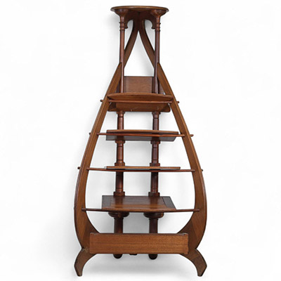 Paul Hankar (1859-1901) – Attribué à Rare porte-partition / sellette en acajou – Travail Art nouveau  Cette pièce unique, à mi-chemin entre le porte-partition et la sellette, est attribuée à Paul Hankar, figure majeure de l’Art nouveau belge. Réalisée en acajou massif, essence précieuse prisée pour sa chaleur et sa densité, elle illustre à la perfection le raffinement sculptural et la maîtrise str
