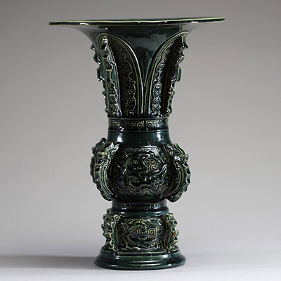 Théodore DECK (1823-1891) Vase Gu en faïence à décor chinoisant sous couverte, vers 1860 et 1880, signé.