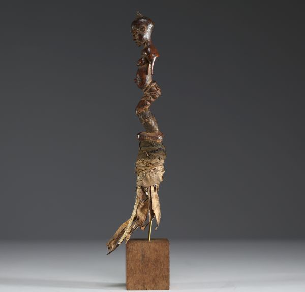 Africa DRC - Luluwa figurative flycatcher in carved wood.
