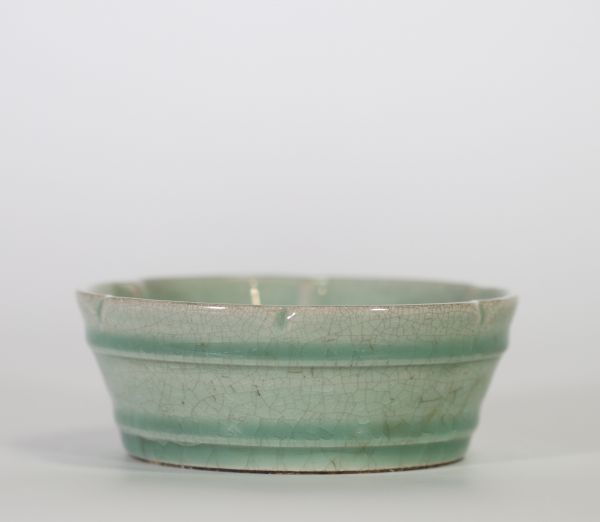 PETITE COUPE À GLAÇURE CÉLADON CRAQUELÉE Chine, dynastie Song, XIIe-XIIIe siècle.