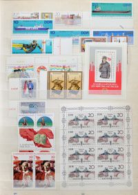 Ensemble de 30 albums et une série de timbres en vrac regroupant la Chine, l'Orient, la France ainsi que des timbres du monde.
