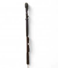 Bâton de commandement Songye, RD Congo. Bois recouvert de fibres. Très ancienne patine crouteuse sur l’ensemble du bâton. H : 117 cm . Sur socle.
