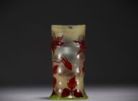 Émile GALLÉ (1846-1904) Vase en verre multicouche dégagé à l'acide à décor de fleurs, signé.