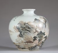 Chine - Vase boule en porcelaine polychrome émaillée à décor d'un paysage montagneux dominant une rivière.