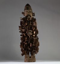 Ancienne figure de pouvoir Nkisi Nkondi Kongo ( Yombe), région du Mayombe forestier, entre Boma (RDC), Ngoyo et Cabinda, RD Congo. La figure, taillée dans un bois ancien à patine profonde, se tient debout, dans une posture frontale autoritaire. Dotée de tous les attributs d'efficacité magique (bilongo en verre, yeux en verre, couteau, coiffe conique, clous de fer, bouche ouverte), il incarne la pu