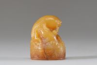 Chine – Sceau en jade jaune, sculpté de deux carpes bondissantes, dynastie Qing (probablement XIXe siècle)