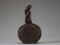Afrique RDC - Cloche de féticheur Bakongo « Ndibu » en bois sculpté, Congo RDC, début XXème. 