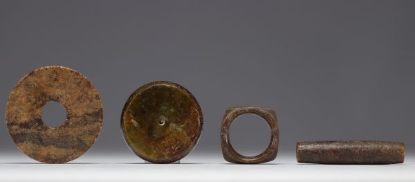 Chine - Ensemble d'objets en Jade ancien.
