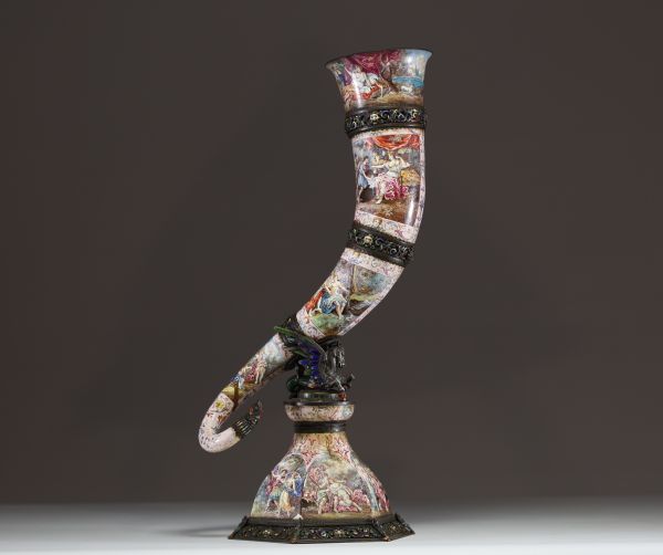 Hermann BÖHM (1850-1922) Rare and important enamel and silver horn decorated with antique scenes overhanging a Protome, Vienna, 19th century.
