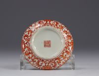 Chine - rince pinceaux en porcelaine à décor de chauve-souris rouges sur fond blanc.