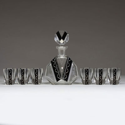 Karl PALDA (XX) Carafe et six verres à liqueur Art Déco en cristal doublé taillé à décor cubiste, vers 1930.