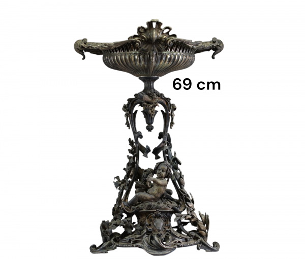 Imposant milieu de table en bronze ciselé argenté à décor de figures de Bacchus enfant, XIXème.