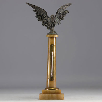 Porte montre et thermomètre sur colonne en marbre surmonté d'un Aigle en régule, fin XIXe siècle.