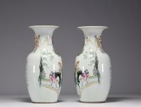 Chine - Paire de vases en porcelaine polychrome à décor de sages et poèmes, début XXème.
