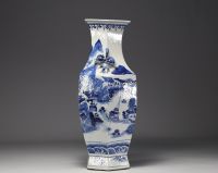 Chine - Grand vase hexagonal en porcelaine blanc bleu à décor de paysage montagneux.