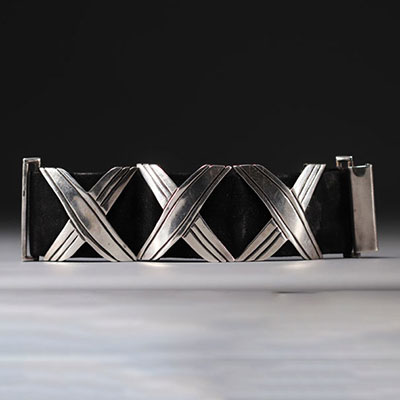 Hector AGUILAR (attribué à) - Bracelet moderniste en argent et cuir.
