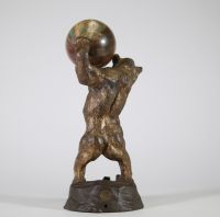 Sculpture animalière – L’ours et la sphère Charmante composition en bronze patiné figurant un petit ours dressé sur ses pattes arrière, soutenant une sphère en pierre polie, son regard tourné vers une grenouille blottie à ses pieds. L’ensemble repose sur une base rocailleuse. Cachet de fonderie française sur le revers. Travail fantaisiste de la première moitié du XXᵉ siècle, dans le goût des produ