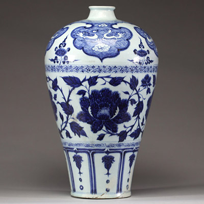 Imposant vase en porcelaine de forme Meiping à décor bleu sous couverte, Chine