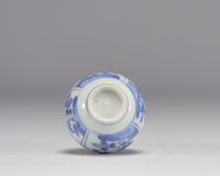 Petit vase en blanc et bleu à décor de fleurs de l'époque Kangxi (1661-1722)