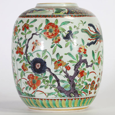 Vase en porcelaine de Chine famille verte à décor polychrome de phénix, pivoines et rochers percés, dynastie Qing, style Kangxi 