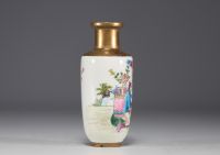 Chine - Vase en porcelaine polychrome à décor de scène érotique, marque sous la pièce, période République.